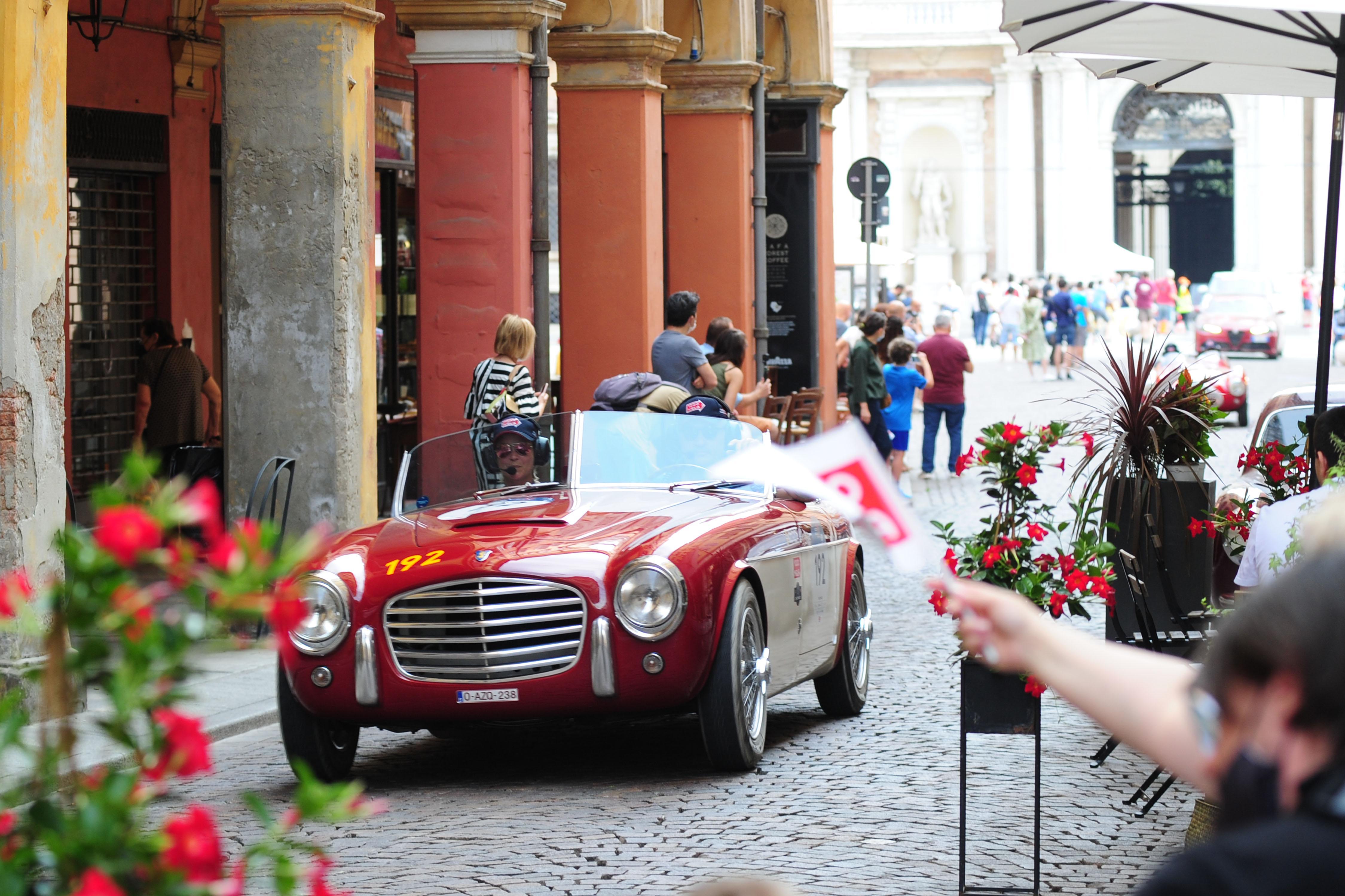 Mille Miglia  a Modena, che fascino Il centro torna a sorridere