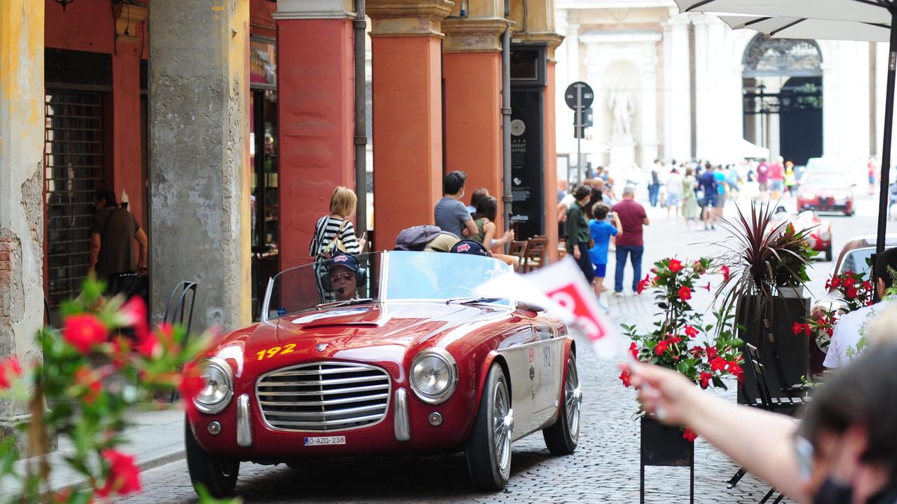 Mille Miglia a Modena, che fascino Il centro torna a sorridere