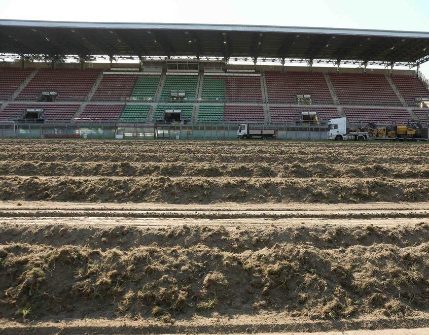 Via l’erba dal Mirabello: lo storico stadio avrà un nuovo manto già in autunno 