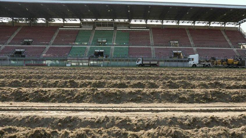 Via l’erba dal Mirabello: lo storico stadio avrà un nuovo manto già in autunno