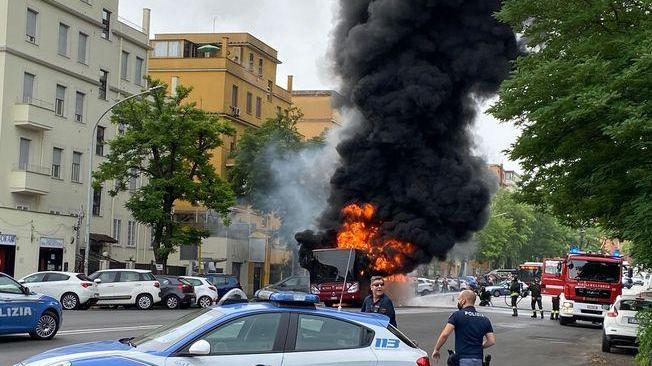 In fiamme bus a Roma, nessun ferito