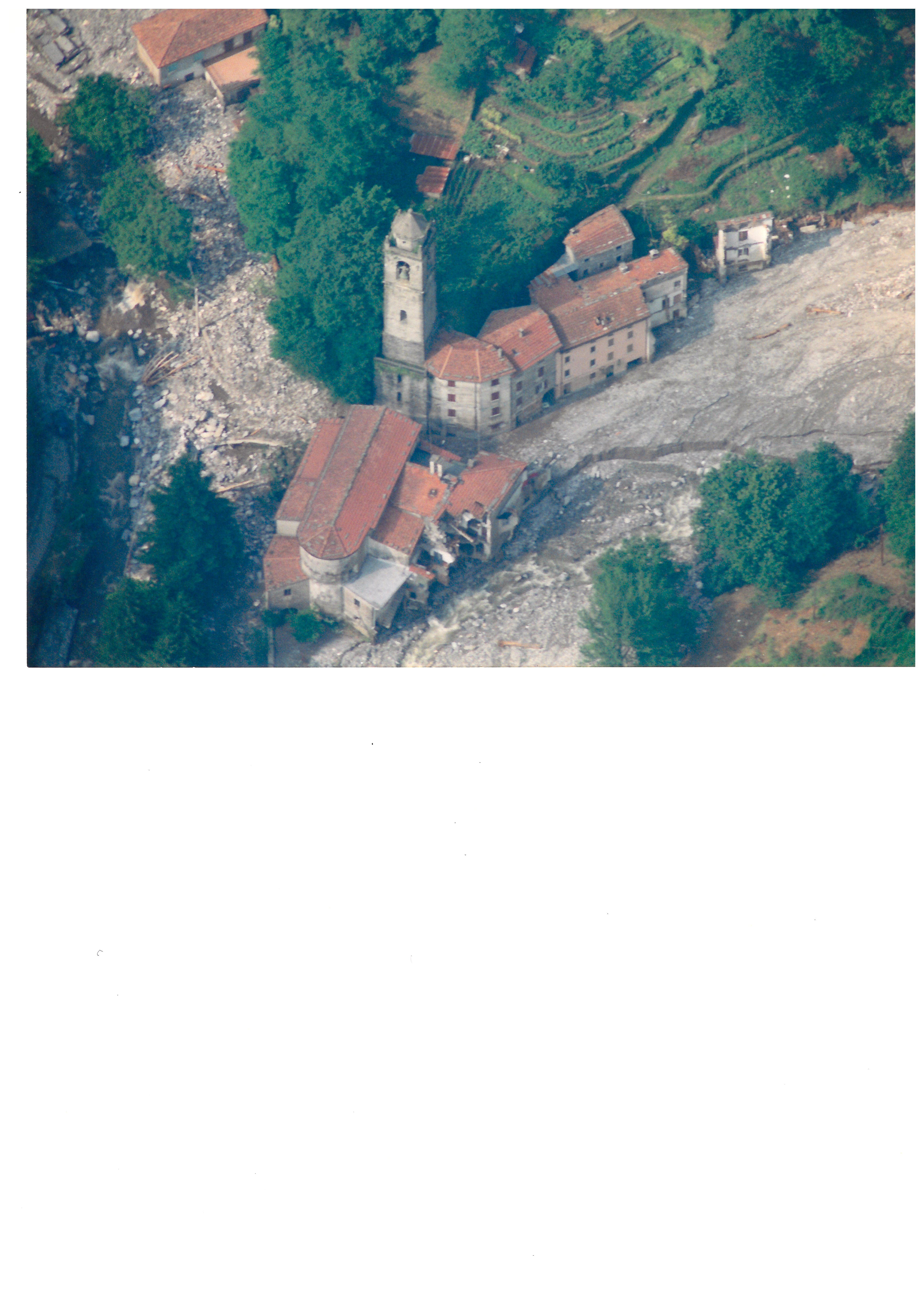 L’immagine simbolo dell’alluvione del giugno 1996: il centro abitato di Cardoso, nello Stazzemese, travolto e cancellato dal fango venuto già dalla montagna