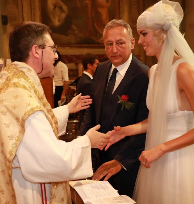 L’economia ko frena le nozze religiose: a Livorno il prete va a domicilio per celebrare il sì 