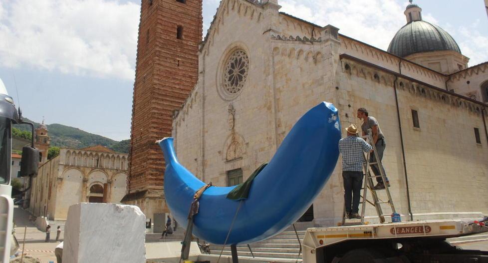 La banana di otto metri e Dante col notebook, Veneziano e le “provocazioni” a Pietrasanta 