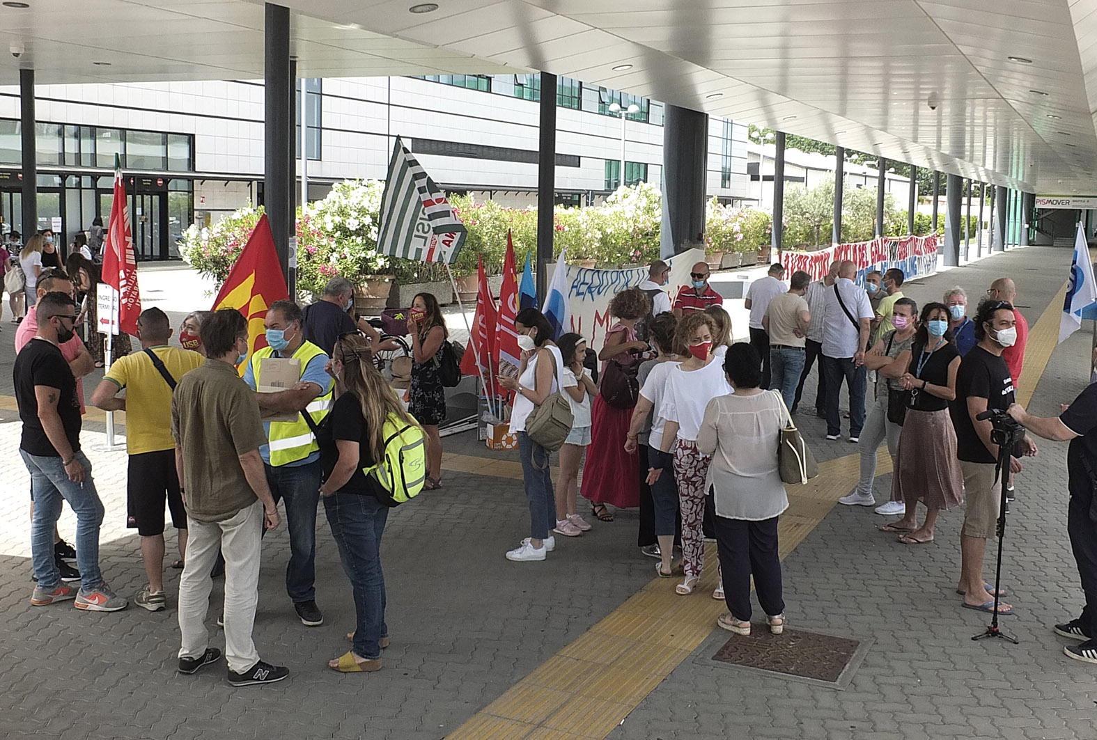 Ancora striscioni e slogan contro Toscana Aeroporti 