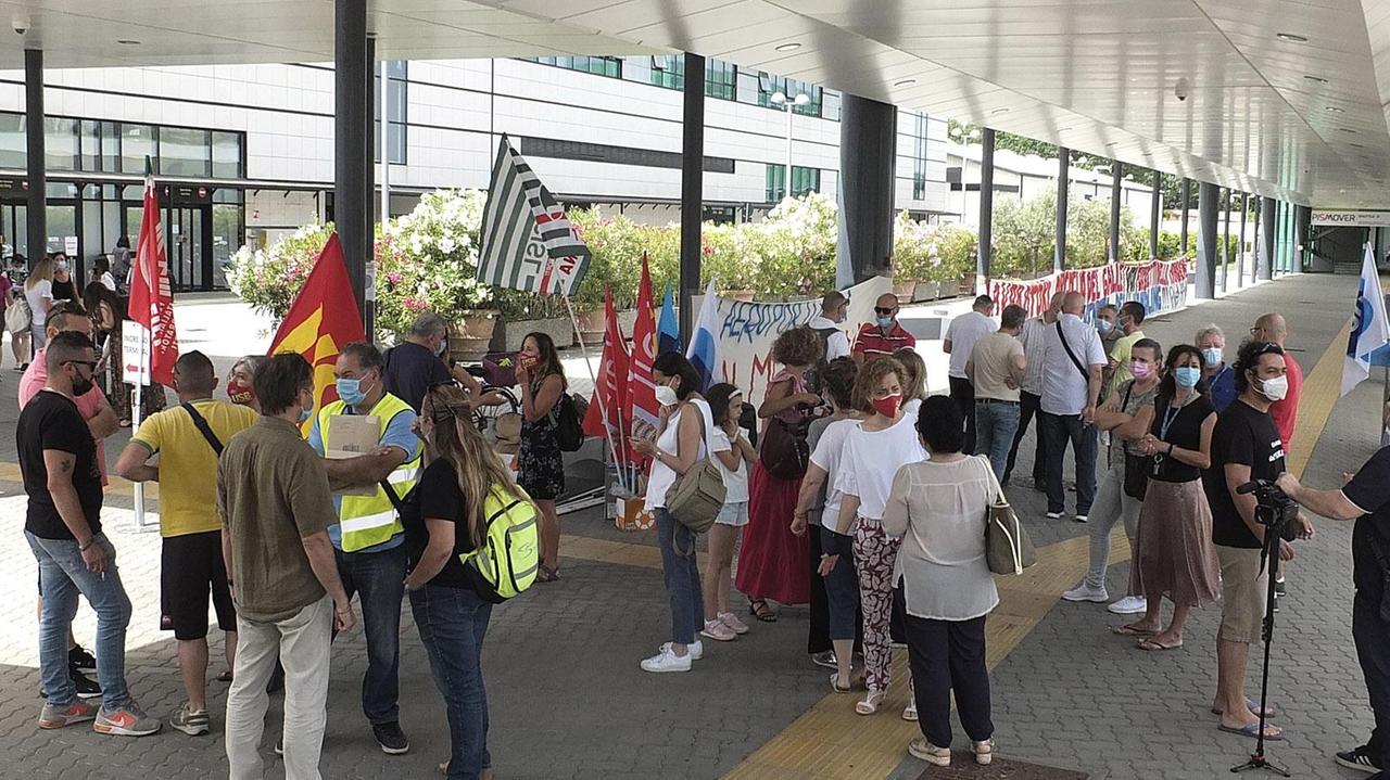 Ancora striscioni e slogan contro Toscana Aeroporti