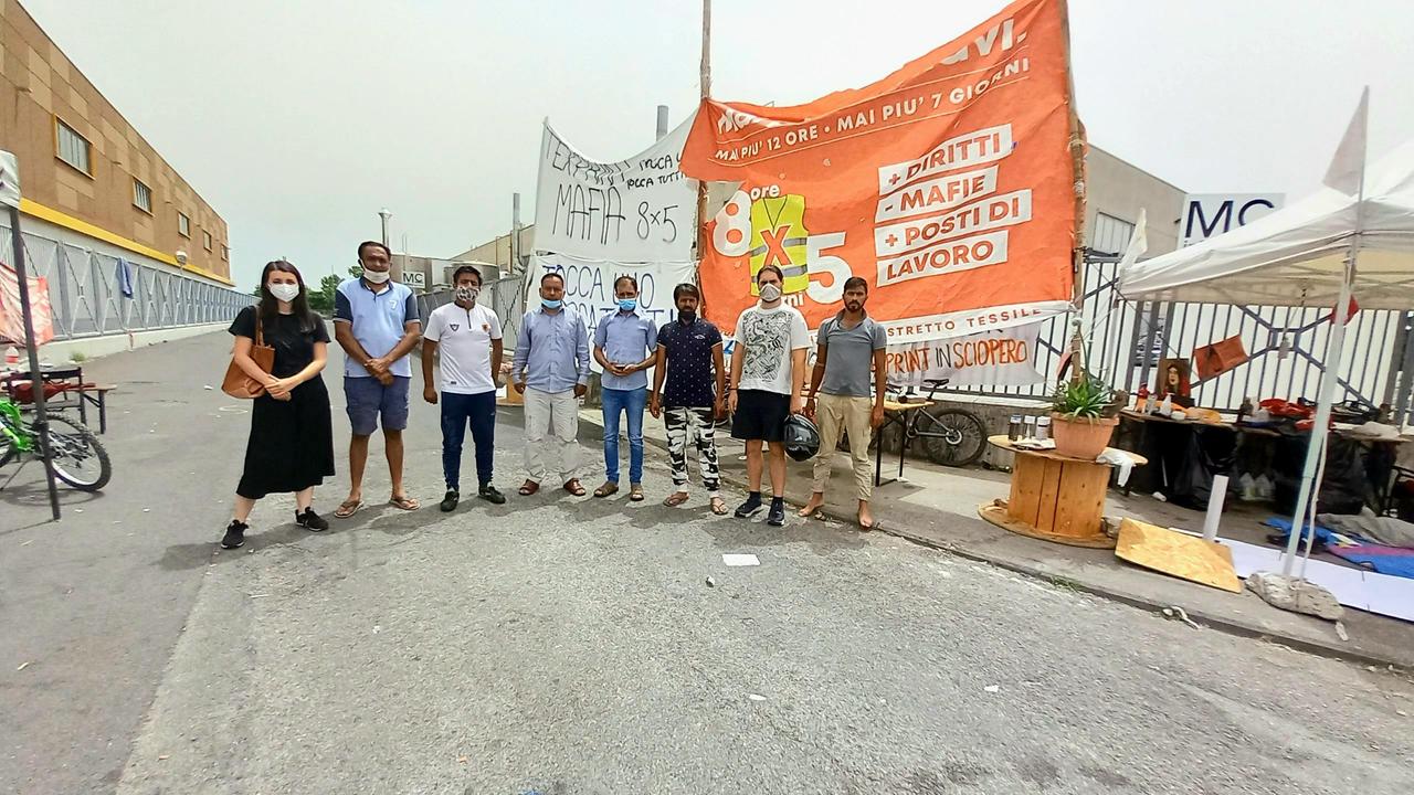 I Giovani democratici al presidio davanti alla Texprint
