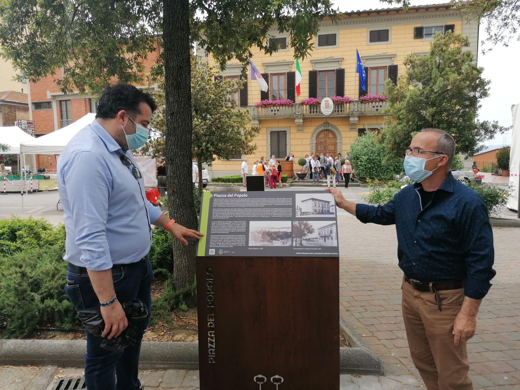 Il totem installato in piazza del Popolo a Montespertoli