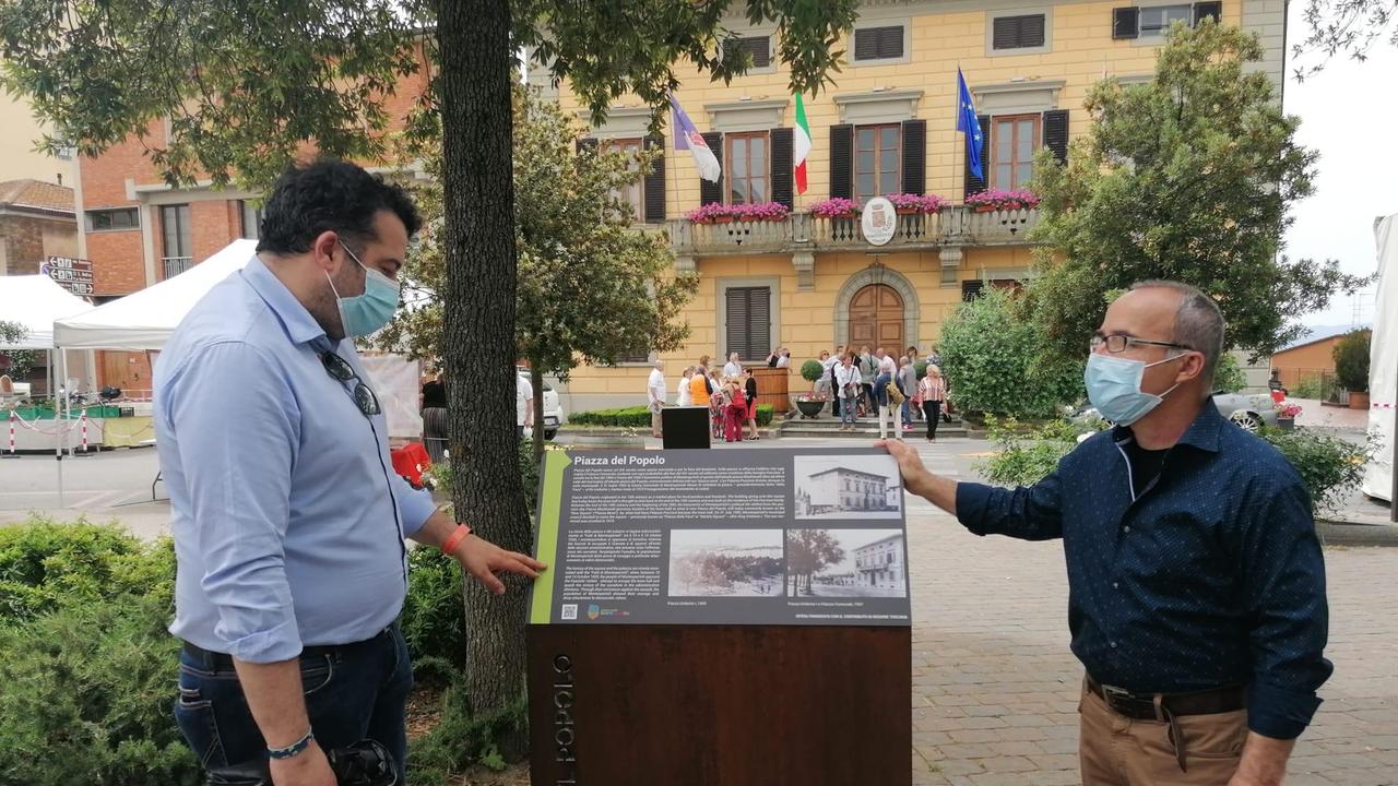 Il totem installato in piazza del Popolo a Montespertoli