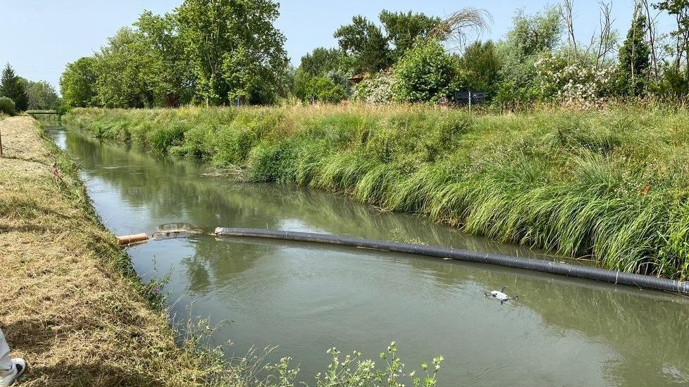 Una barriera sul canale per bloccare la plastica prima che arrivi sull'Arno