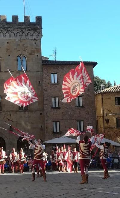 Folclore, motori, arte, sport e show: Volterra riparte con oltre 30 eventi 