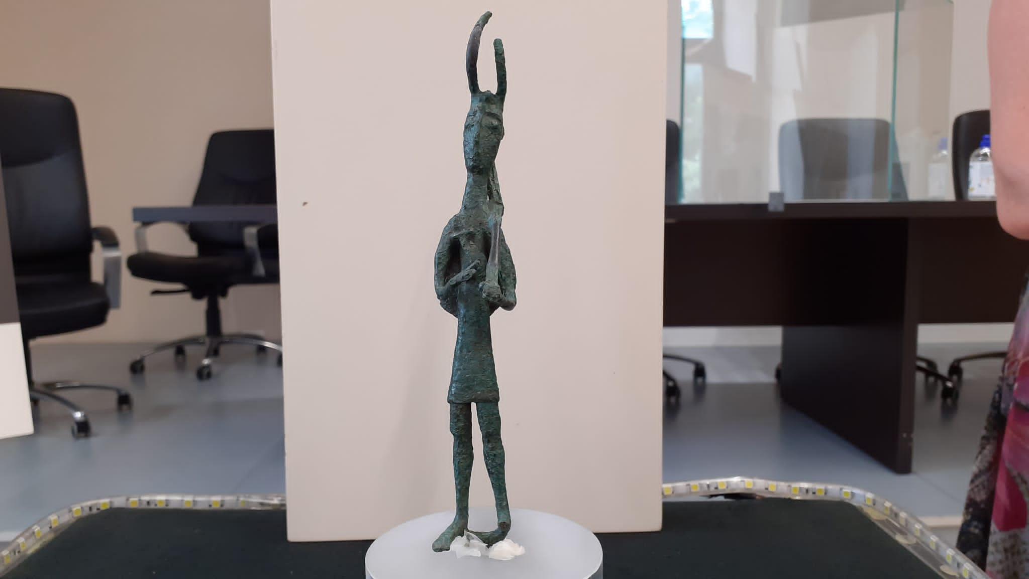 Il bronzetto nuragico esposto a Nughedu San Nicolò