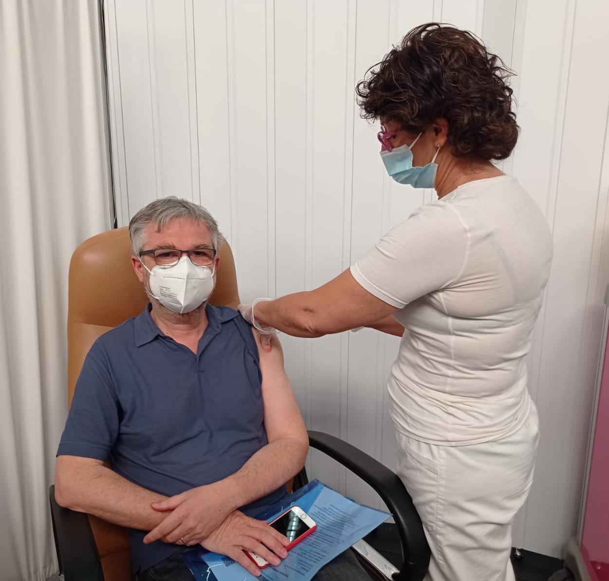 Prima dose di vaccino per l'assessore regionale Bezzini