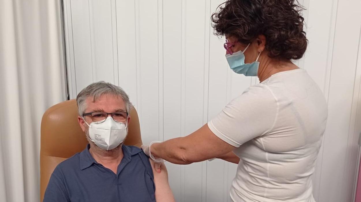 Prima dose di vaccino per l'assessore regionale Bezzini