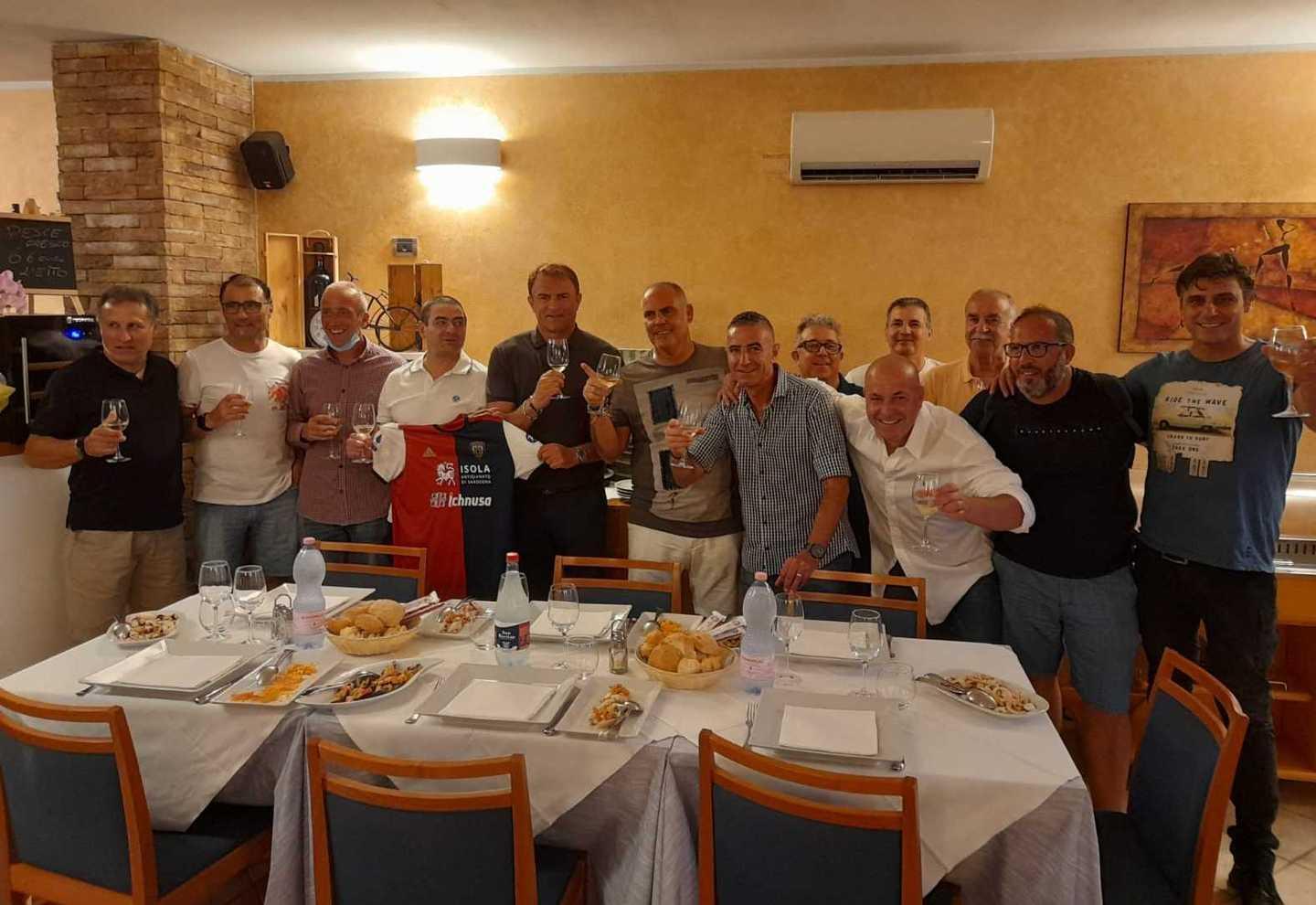 Battute e ricordi 32 anni dopo: Semplici ritrova gli amici di Sorso 