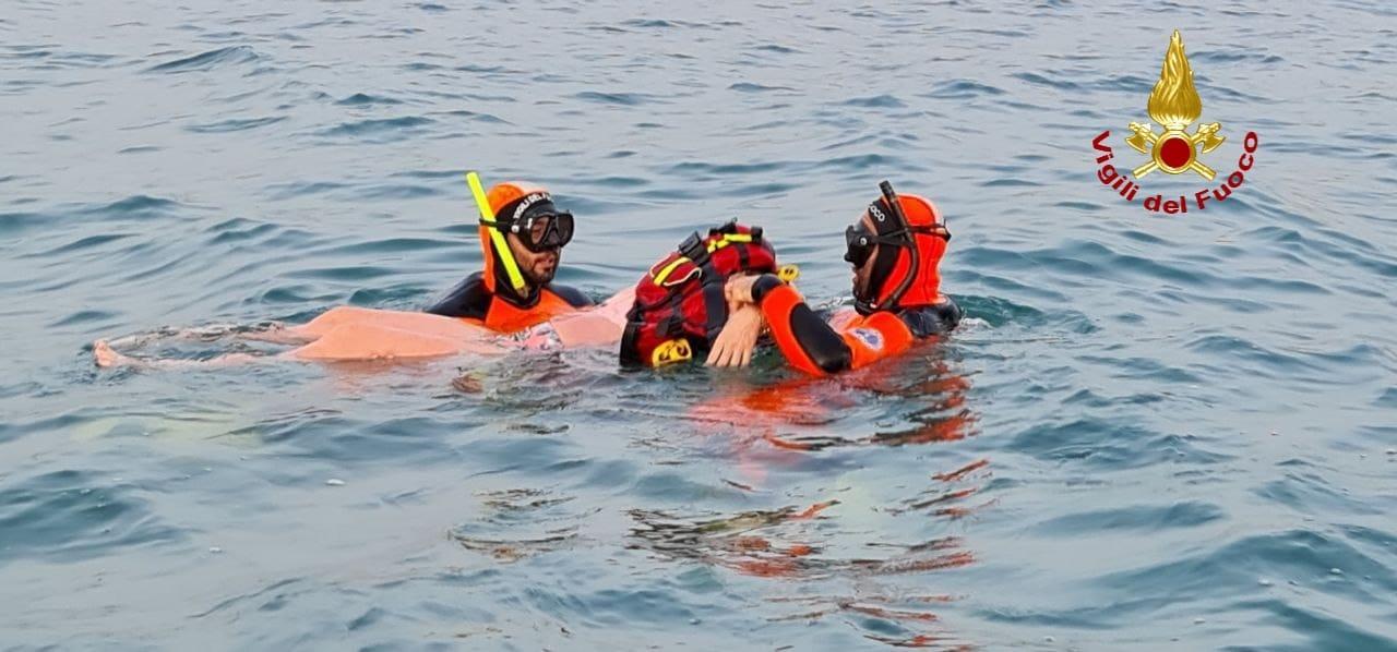 Una fase dell'intervento di salvataggio a Platamona