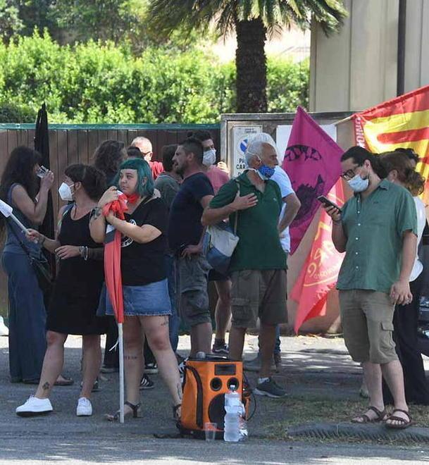 Botte ai lavoratori in sciopero sit-in davanti a Confindustria 