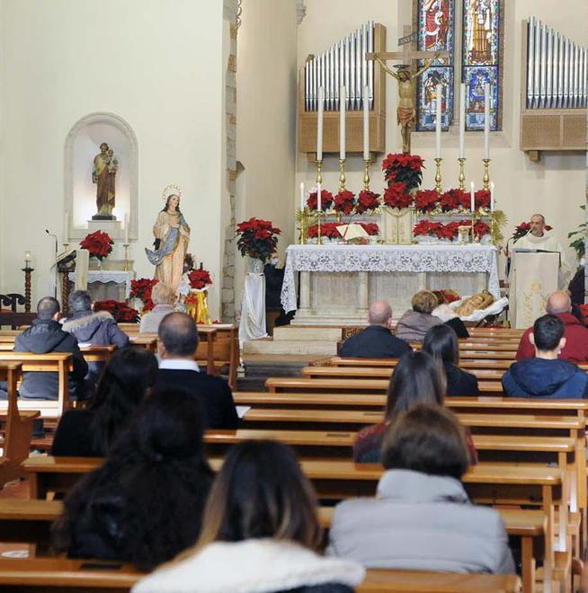 Il prete chiarisce ai fedeli «Contagio non avvenuto durante i riti religiosi»