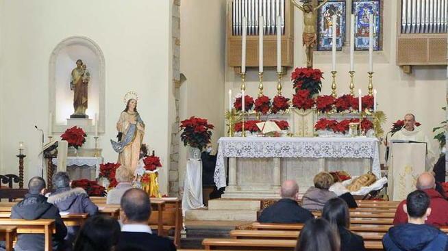 Il prete chiarisce ai fedeli «Contagio non avvenuto durante i riti religiosi»