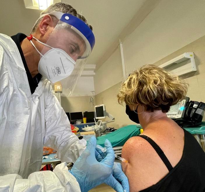 Via alle vaccinazioni da lunedì anche nelle farmacie private