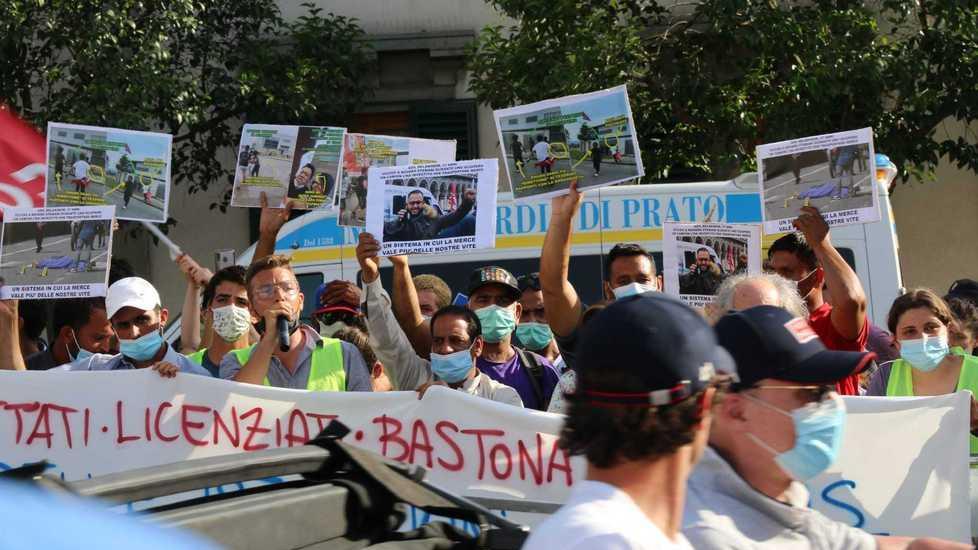 La realtà degli operai irrompe sulla passerella