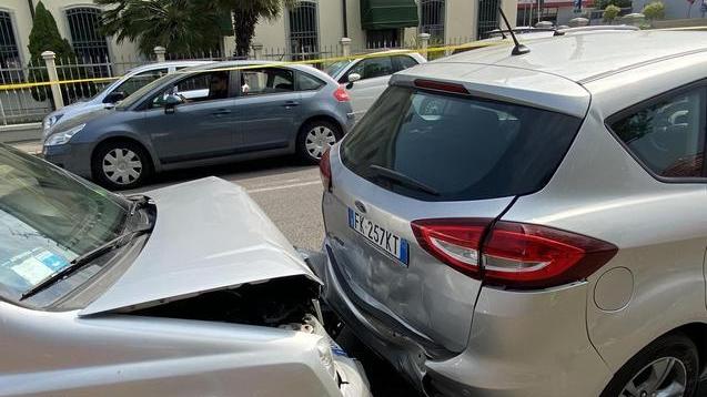 Si apre una portiera Carabola di tre auto
