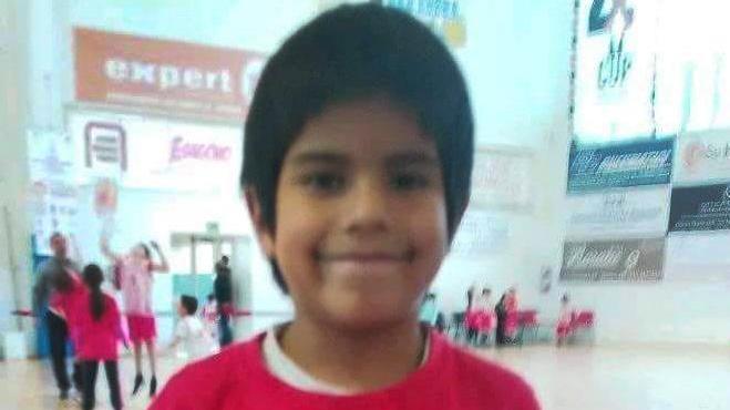 Bimbo morto in piscina a Orosei: «Arduo anche per un adulto sfilare la mano da quel tubo»