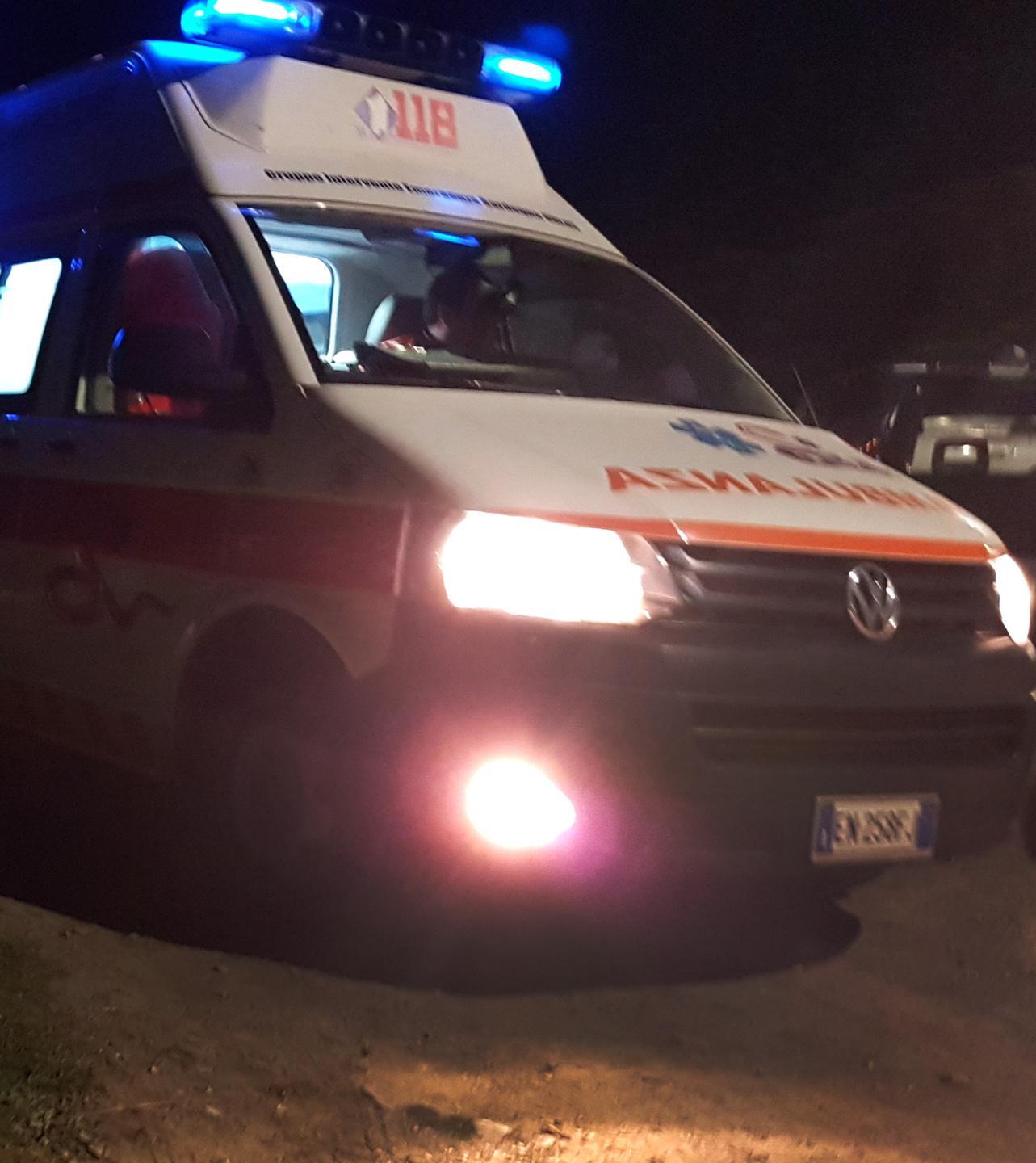 Uri, incastrato sotto il Doblò lo salvano dopo cinque ore 