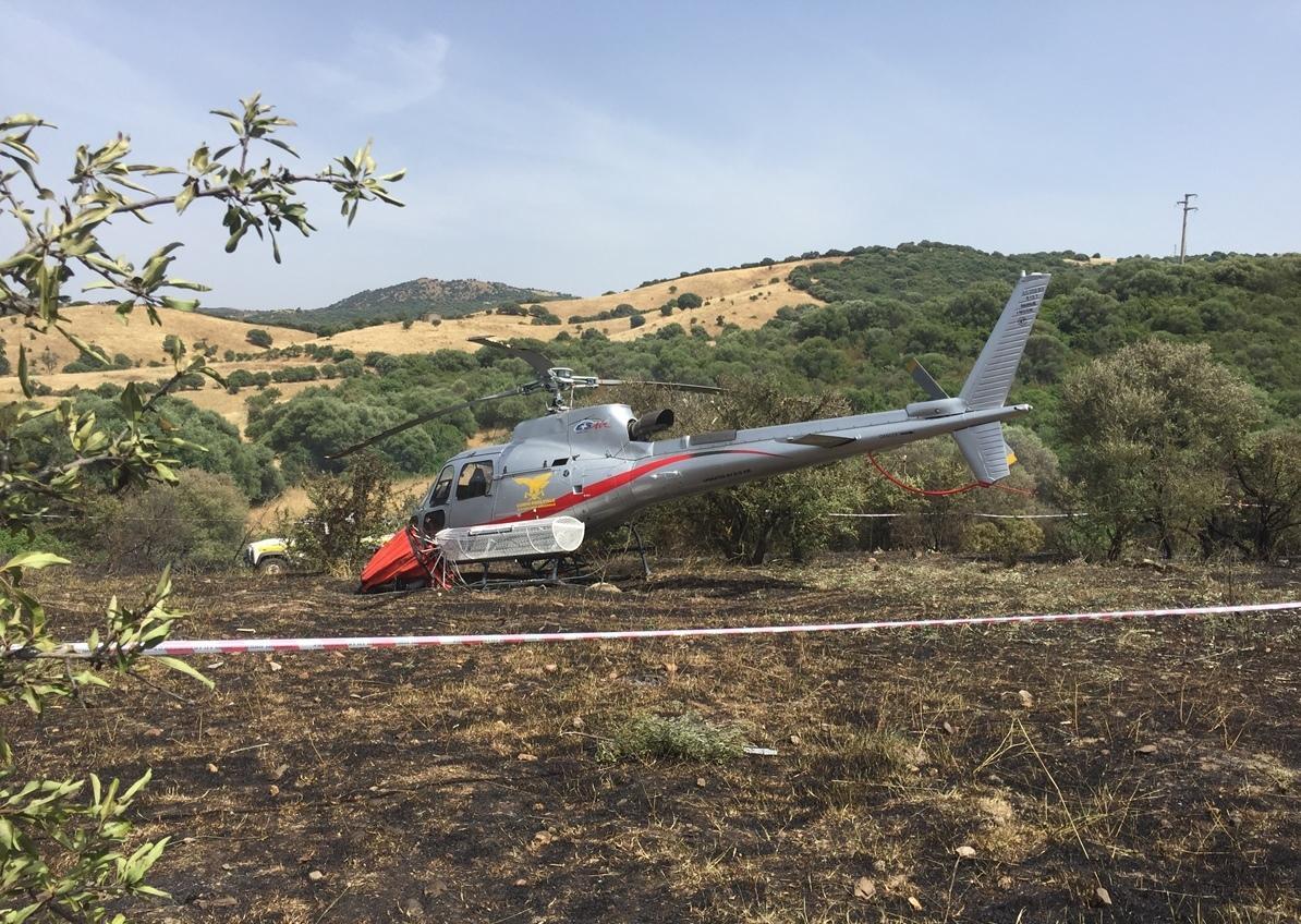 Elicottero sui cavi dell’alta tensione: salvo il pilota 