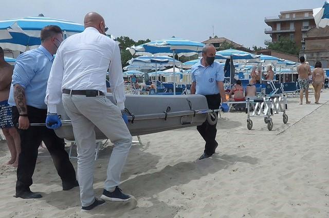 Colto da malore, 84enne di Formigine annega in mare a Bellaria