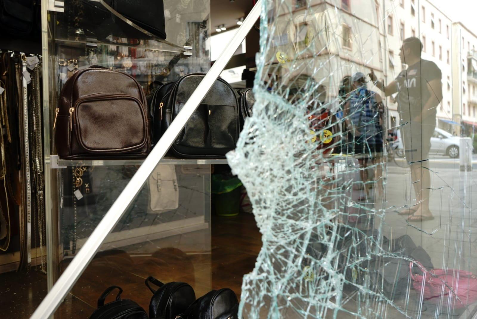 La vetrata distrutta di Stellazeta, in via Grande (foto Daniele Stefanini/Silvi)