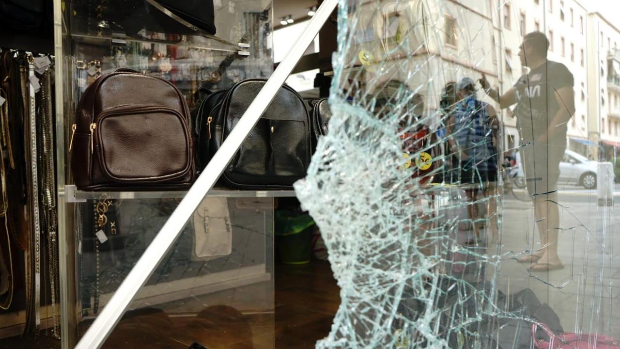 La vetrata distrutta di Stellazeta, in via Grande (foto Daniele Stefanini/Silvi)