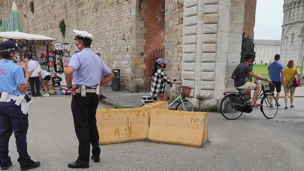 Divieti di transito in piazza dei Miracoli, ma non li rispettano neanche i vigili