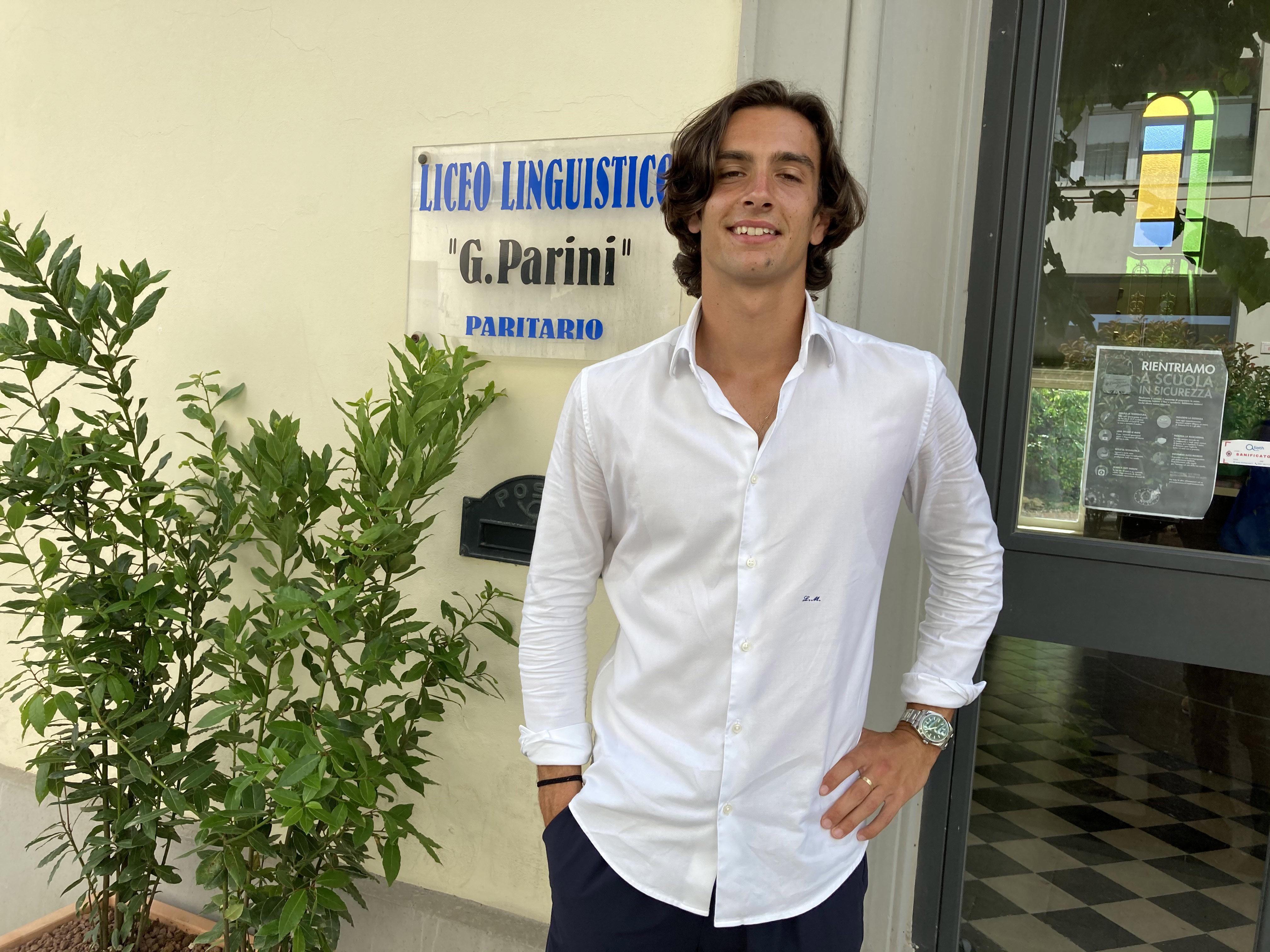 Il campione di Carrara, Lorenzo Musetti, in una foto scattata da Michele Falorni di fronte all'istituto Parini di Cecina