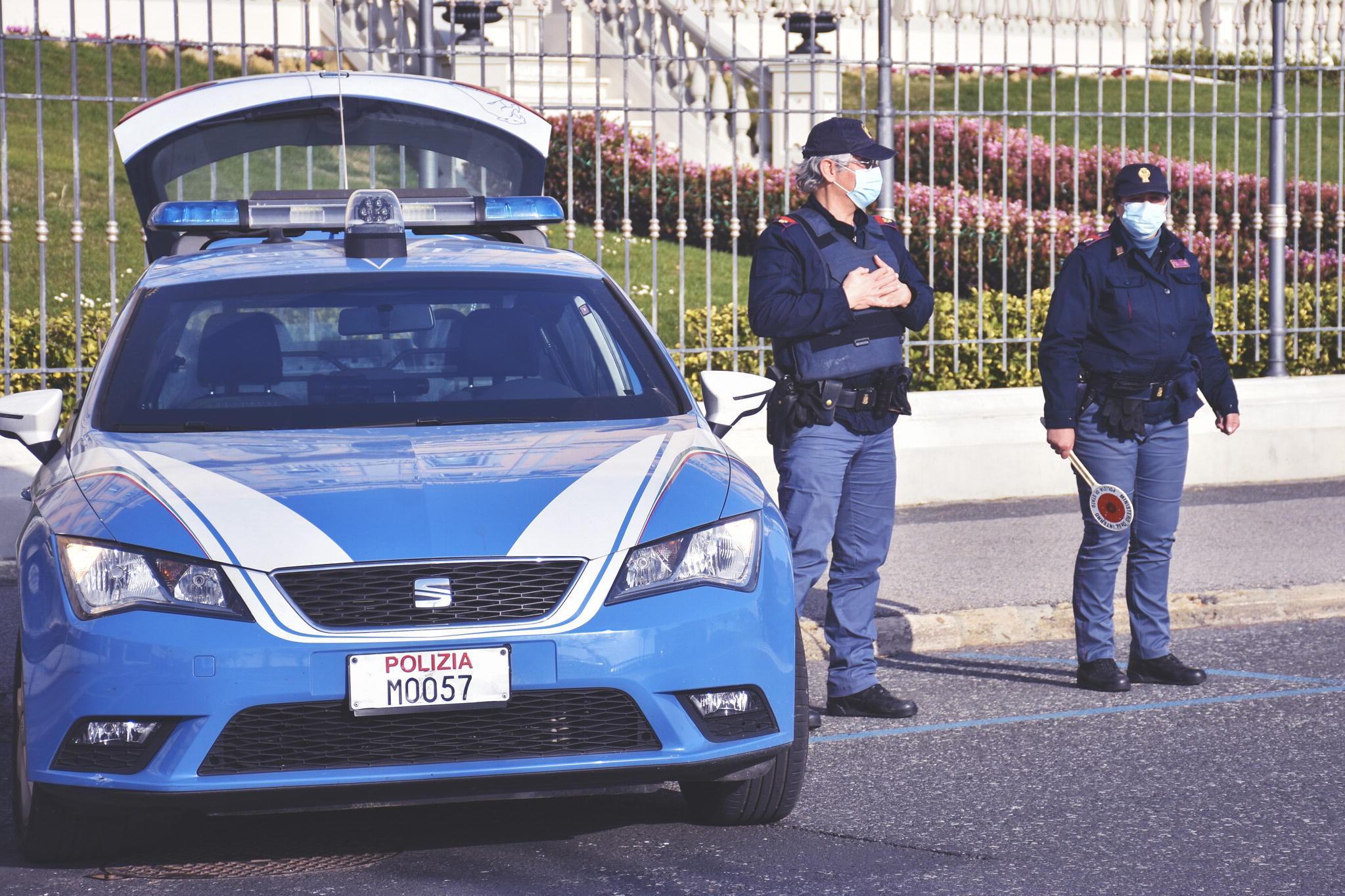 Due agenti della polizia di Stato (foto d'archivio)