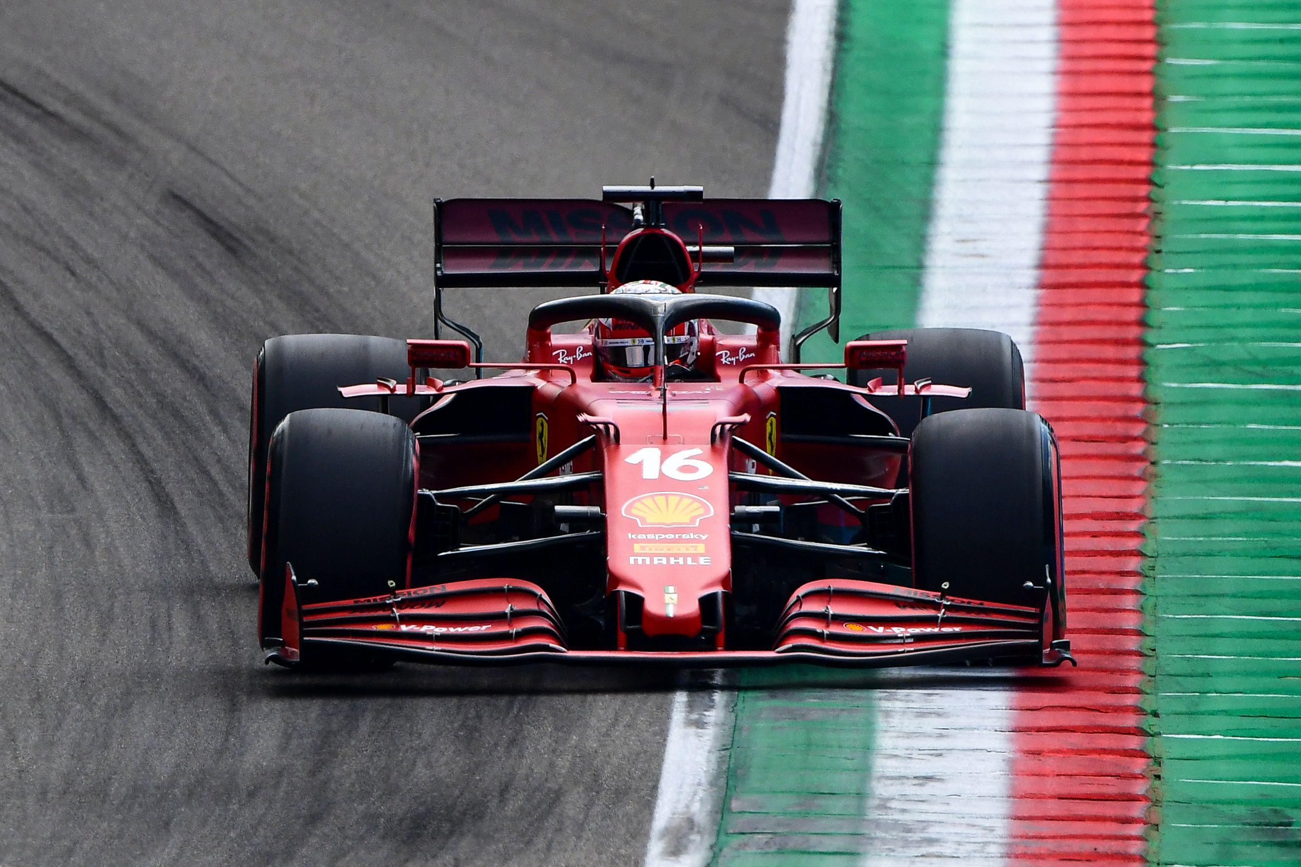 Nel finale Verstappen su Hamilton. Le Ferrari sono dietro e fuori dai punti 