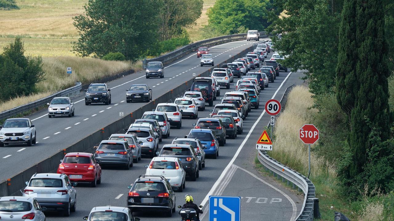 Frane, giunti rotti e ora una voragine: la Fi-Pi-Li ormai è una roulette russa