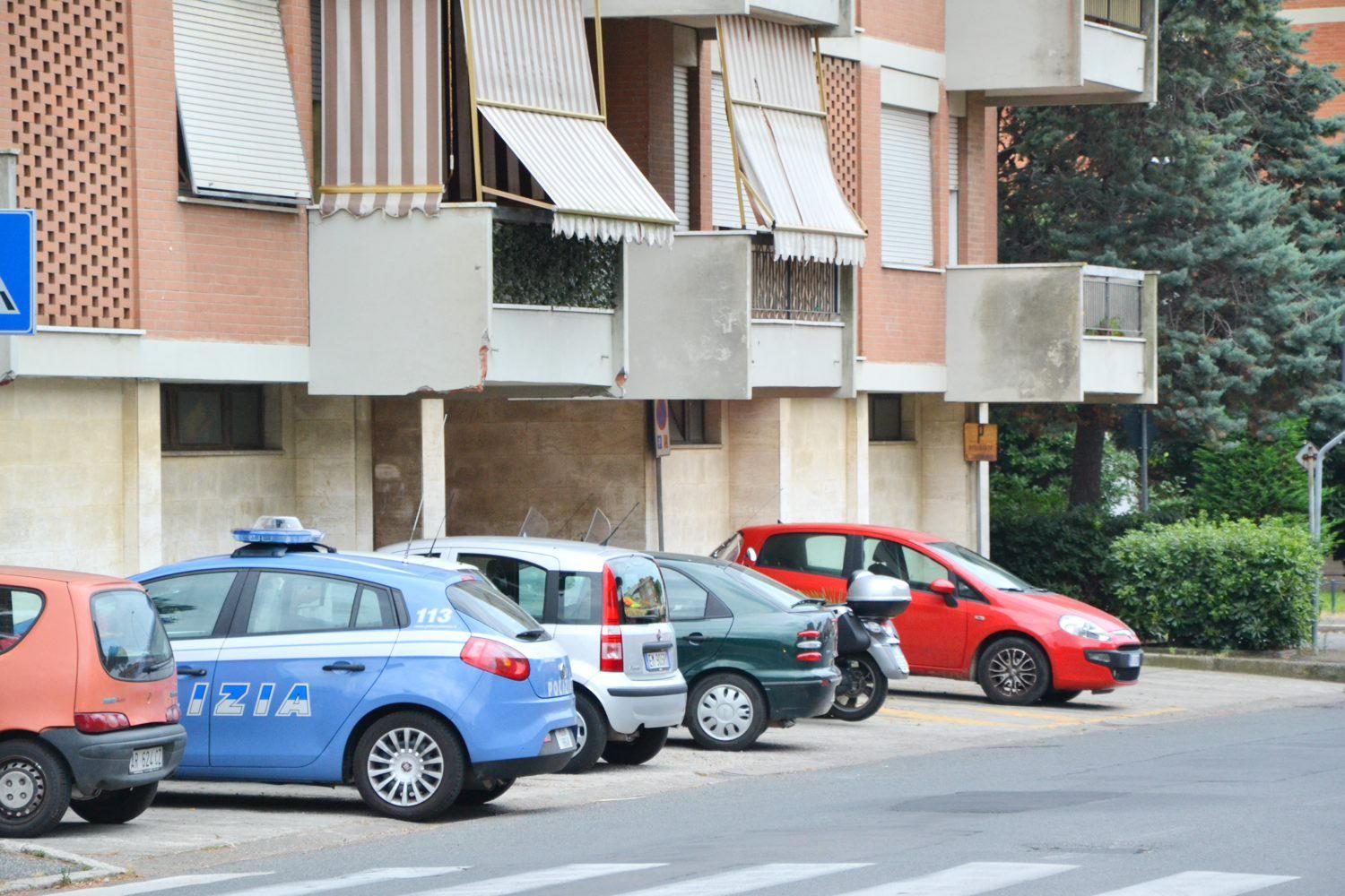 Un'auto della polizia in via Machiavelli