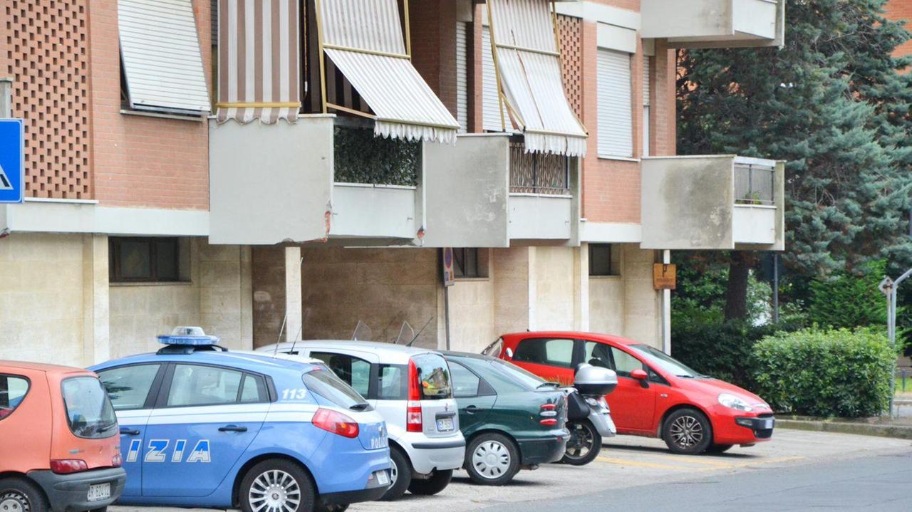 Un'auto della polizia in via Machiavelli