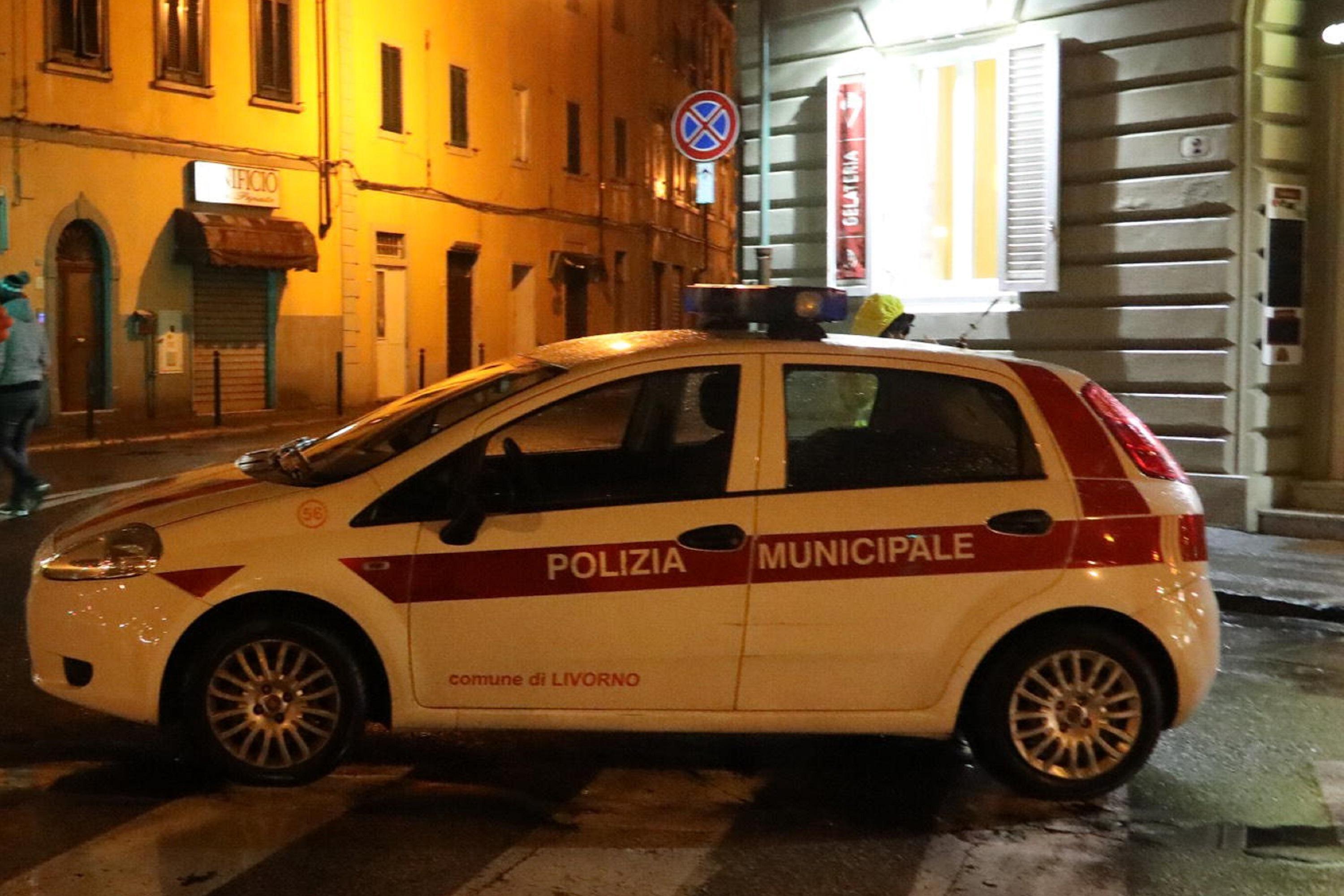 Un'auto della polizia municipale in via dei Funaioli (foto d'archivio)