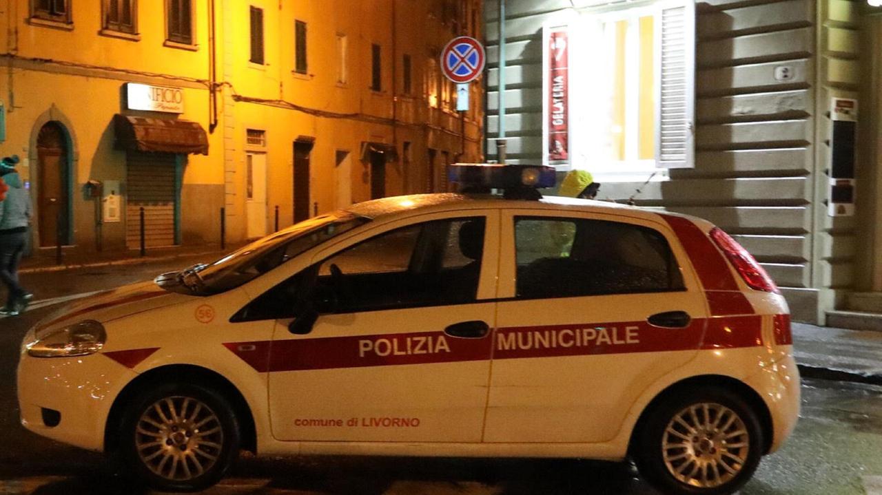 Un'auto della polizia municipale in via dei Funaioli (foto d'archivio)