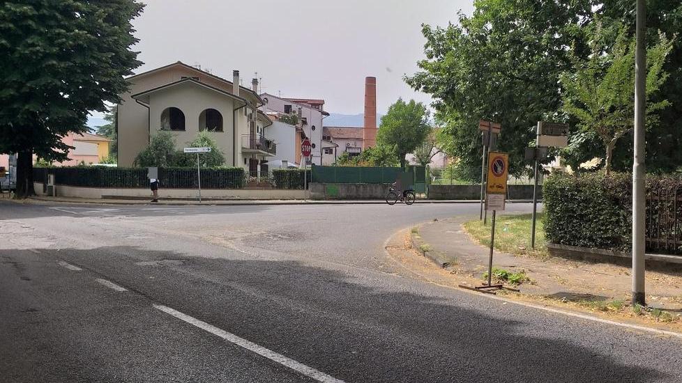 Lavori a Pistoia per la nuova rotonda in via Sestini: un mese di traffico a senso unico alternato