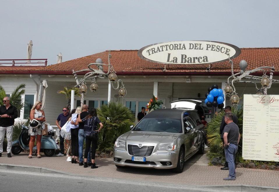 L’addio a Stefano Pistelli davanti al suo ristorante 