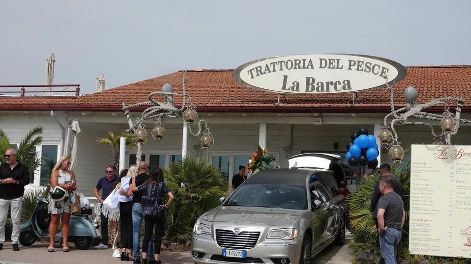 L’addio a Stefano Pistelli davanti al suo ristorante