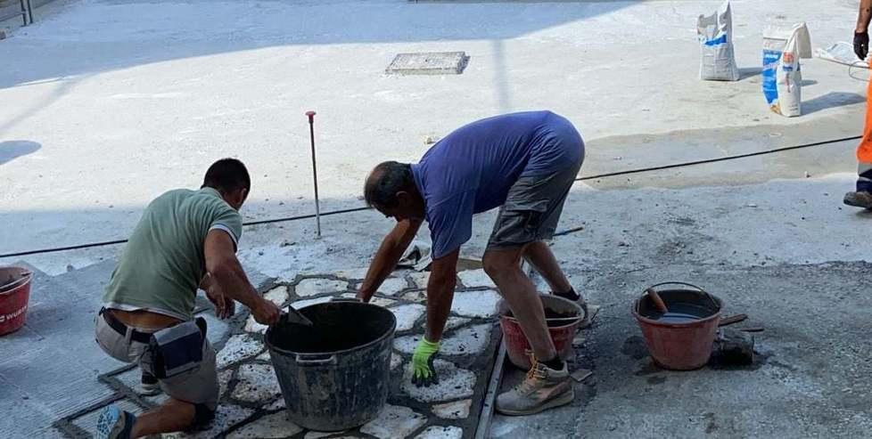 Un segno in terra per ricordare le antiche mura 