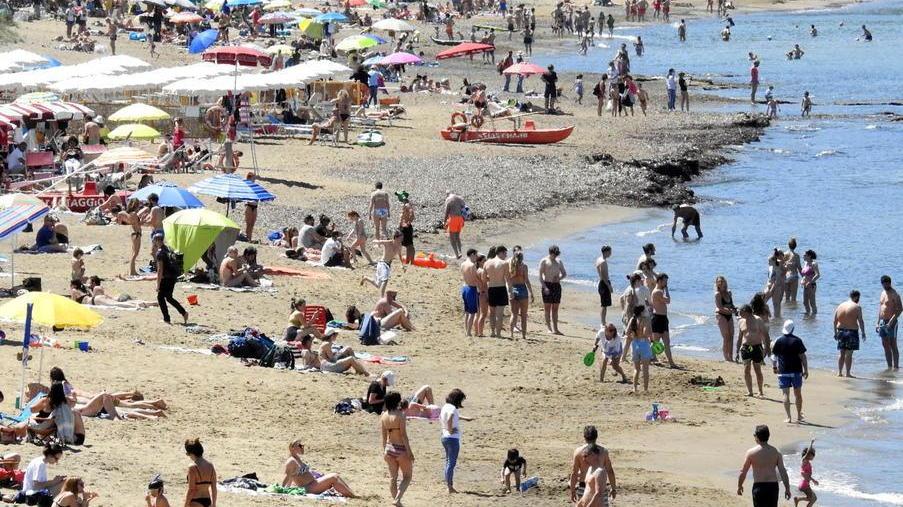 Sulla spiaggia di Baratti un presidio sanitario gestito dai volontari
