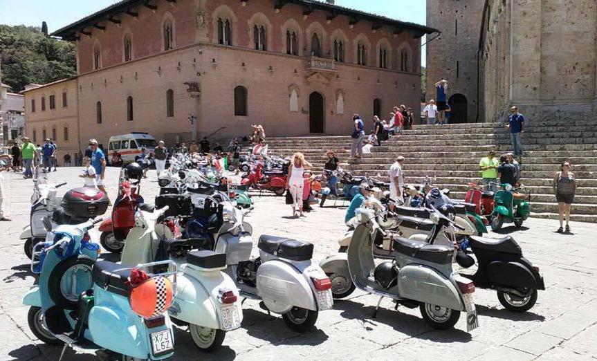 La mitica Vespa fa tappa qui Raduno nella città del Balestro