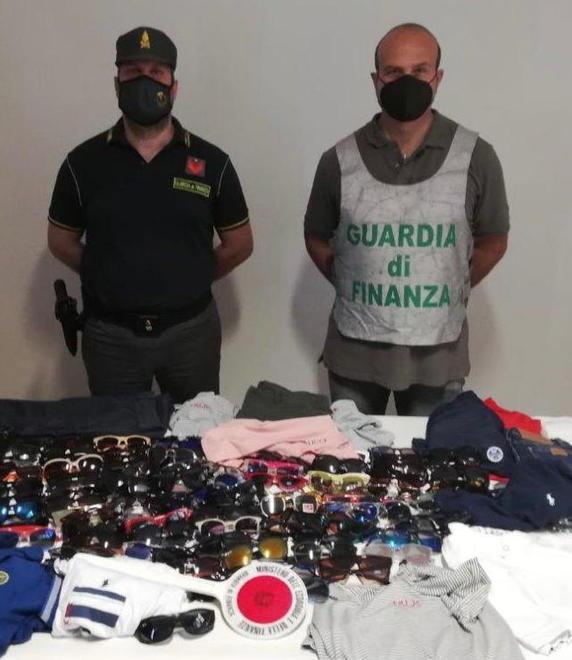 Griffe contraffatte La guardia di finanza sequestra 200 capi