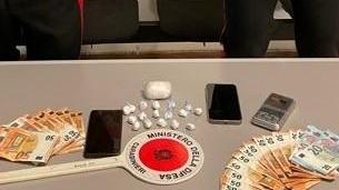 Cocaina e contanti in casa 35enne arrestato per spaccio