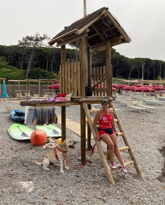 Via alla Bau beach delle Gorette con i cani bagnino in postazione 